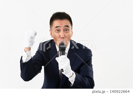 マイクを持ちながら選挙演説をするシニア男性 マイクを持ちながら選挙演説をするシニア男性 140922664