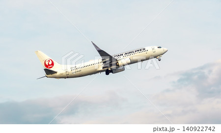 JAL 日本航空の旅客機 離陸後の上昇 JAL 日本航空の旅客機 離陸後の上昇 140922742