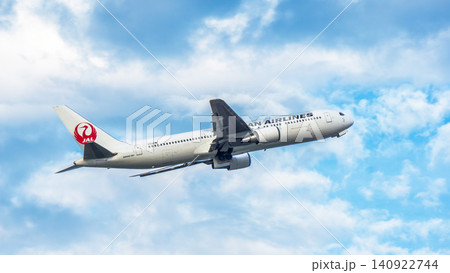 JAL 旅客機が青空へ向かって離陸 140922744