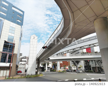 旦過駅付近　北九州モノレールのレールと歩道橋の美しい交差②（イラスト風） 140922813