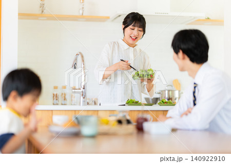 出勤登校前に朝食を食べる3人家族 140922910