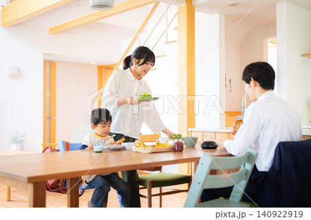 出勤登校前に朝食を食べる3人家族 出勤登校前に朝食を食べる3人家族 140922919
