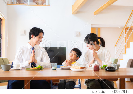 出勤登校前に朝食を食べる3人家族 出勤登校前に朝食を食べる3人家族 140922933