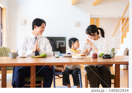 出勤登校前に朝食を食べる3人家族 出勤登校前に朝食を食べる3人家族 140922934