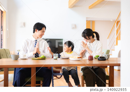 出勤登校前に朝食を食べる3人家族 出勤登校前に朝食を食べる3人家族 140922935
