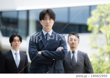 チームを率いる営業の若手リーダーの腕を組むハンサムな日本人ビジネス男性 企業とマネジメントのイメージ チームを率いる営業の若手リーダーの腕を組むハンサムな日本人ビジネス男性 企業とマネジメントのイメージ 140922950