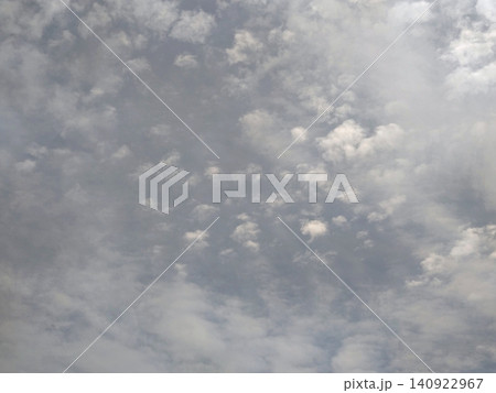夏空に広がるうろこ雲と淡い雲のテクスチャ 140922967