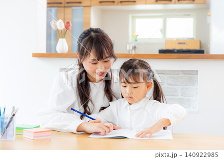 リビングで勉強をする親子 リビングで勉強をする親子 140922985