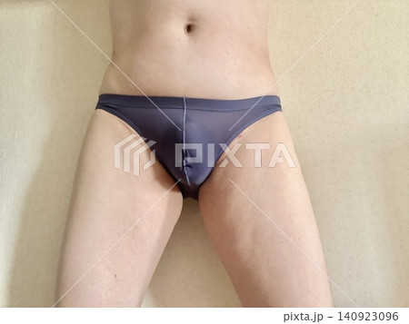 メタボ男性の下着姿 正面 ブルー メタボ男性の下着姿 正面 ブルー 140923096