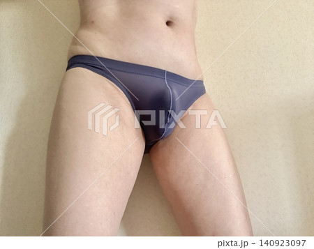 メタボ男性の下着姿 左向き ブルー メタボ男性の下着姿 左向き ブルー 140923097