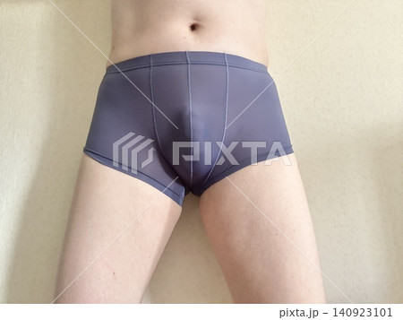 メタボ男性の下着姿　正面　ブルー 140923101