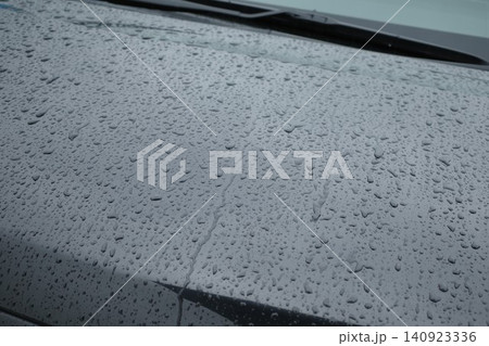 車のボンネットについた雨粒 車のボンネットについた雨粒 140923336