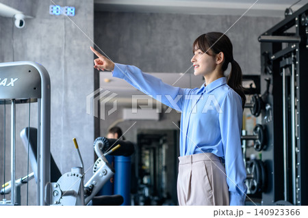 仕事帰りにジムに通うオフィスカジュアルの若い女性 筋トレ女子 ダイエット トリミングアップ 仕事帰りにジムに通うオフィスカジュアルの若い女性 筋トレ女子 ダイエット トリミングアップ 140923366