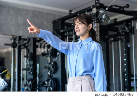 仕事帰りにジムに通うオフィスカジュアルの若い女性　筋トレ女子　ダイエット　トリミングアップ 140923468
