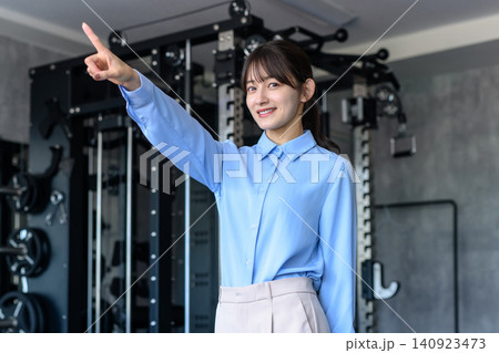 仕事帰りにジムに通うオフィスカジュアルの若い女性　筋トレ女子　ダイエット　人物中心トリミングアップ 140923473
