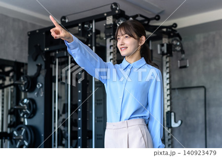 仕事帰りにジムに通うオフィスカジュアルの若い女性　筋トレ女子　ダイエット　人物中心トリミングアップ 140923479