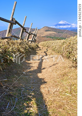 伊豆半島の伊豆山稜線歩道 仁科峠の牧場沿いの縦走路から富士山とミソウ台の眺望 伊豆半島の伊豆山稜線歩道 仁科峠の牧場沿いの縦走路から富士山とミソウ台の眺望 140923659