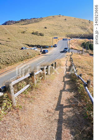 伊豆半島 伊豆山稜線歩道の仁科峠 道路と交差する縦走路 伊豆半島 伊豆山稜線歩道の仁科峠 道路と交差する縦走路 140923666