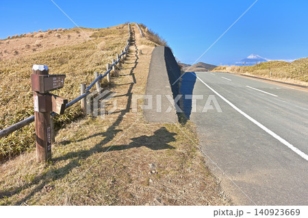 伊豆半島の伊豆山稜線歩道 仁科峠の船原峠入口 縦走路と道路と富士山 伊豆半島の伊豆山稜線歩道 仁科峠の船原峠入口 縦走路と道路と富士山 140923669