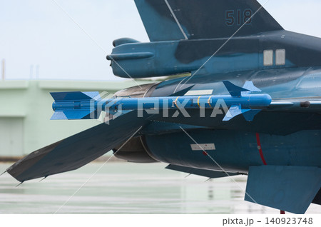 雨上がりの航空自衛隊F-2戦闘機と90式空対空誘導弾 雨上がりの航空自衛隊F-2戦闘機と90式空対空誘導弾 140923748