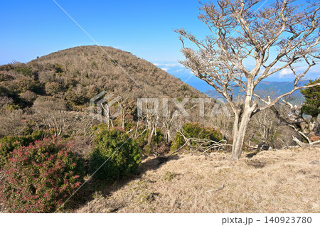 伊豆半島　伊豆山稜線歩道　鞍部より望むミソウ台 140923780