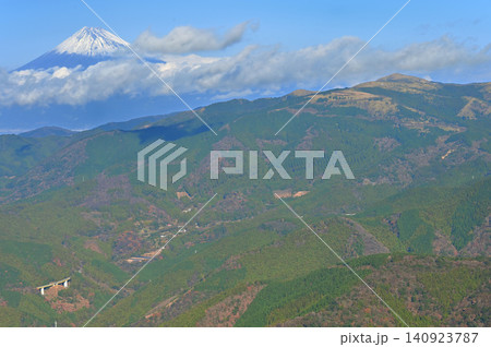 伊豆半島 伊豆山稜線歩道 ミソウ台より望む富士山と達磨山 伊豆半島 伊豆山稜線歩道 ミソウ台より望む富士山と達磨山 140923787