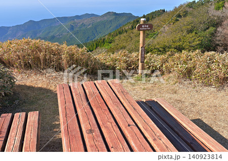 伊豆半島の伊豆山稜線歩道の風早峠 草原の峠道 伊豆半島の伊豆山稜線歩道の風早峠 草原の峠道 140923814
