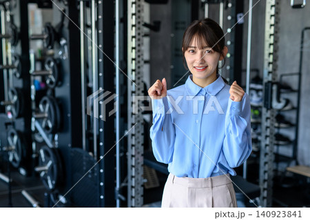 仕事帰りにジムに通うオフィスカジュアルの若い女性　筋トレ女子　通う　歩く　トリミングアップ 140923841