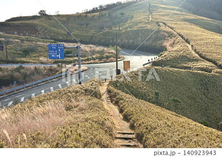 伊豆半島の伊豆山稜線歩道の風早峠 静岡県道411号西天城高原線の峠道 伊豆半島の伊豆山稜線歩道の風早峠 静岡県道411号西天城高原線の峠道 140923943
