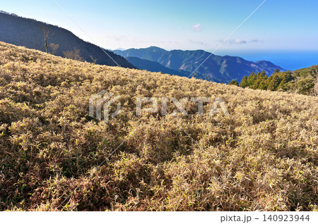 伊豆半島の伊豆山稜線歩道の風早峠より 八ノ段、笠葢山、大野山 伊豆半島の伊豆山稜線歩道の風早峠より 八ノ段、笠葢山、大野山 140923944