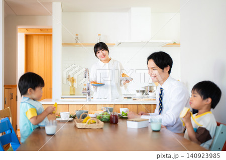 出勤登校前に朝食を食べる4人家族 出勤登校前に朝食を食べる4人家族 140923985