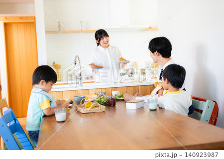 出勤登校前に朝食を食べる4人家族 140923987