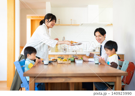 出勤登校前に朝食を食べる4人家族 出勤登校前に朝食を食べる4人家族 140923990