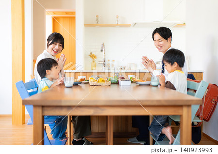 出勤登校前に朝食を食べる4人家族 出勤登校前に朝食を食べる4人家族 140923993