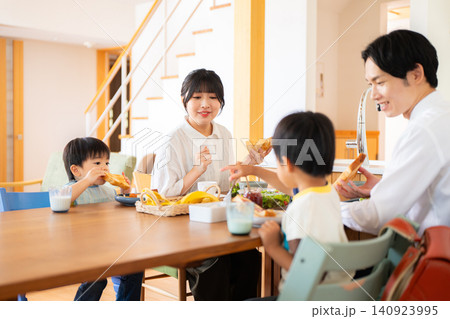 出勤登校前に朝食を食べる4人家族 140923995