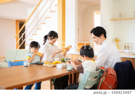 出勤登校前に朝食を食べる4人家族 140923997