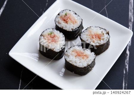ネギトロ巻き - 細巻き寿司の定番といえば、マグロと長ネギを巻き込んだネギトロ巻き ネギトロ巻き - 細巻き寿司の定番といえば、マグロと長ネギを巻き込んだネギトロ巻き 140924267