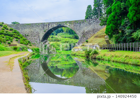 秋の早朝 通潤橋の下を流れる五老ヶ滝川の水面に美しく反射する通潤橋の風景 秋の早朝 通潤橋の下を流れる五老ヶ滝川の水面に美しく反射する通潤橋の風景 140924450