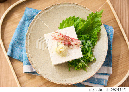 冷奴 木綿豆腐に薬味をのせた夏の副菜 冷奴 木綿豆腐に薬味をのせた夏の副菜 140924545