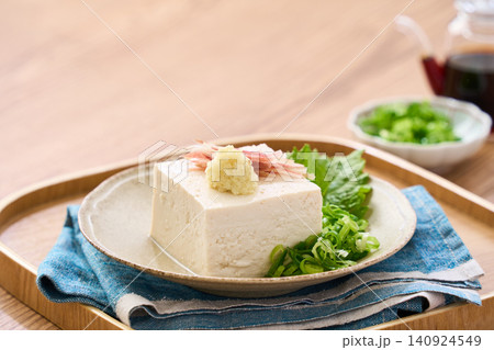 冷奴 木綿豆腐に薬味をのせた夏の副菜 冷奴 木綿豆腐に薬味をのせた夏の副菜 140924549