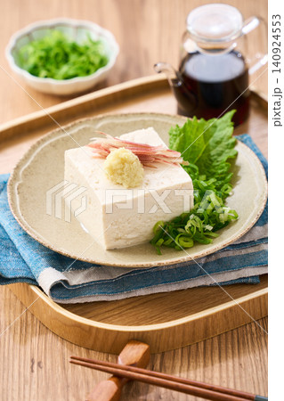 冷奴 木綿豆腐に薬味をのせた夏の副菜 冷奴 木綿豆腐に薬味をのせた夏の副菜 140924553