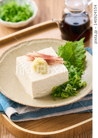 冷奴 木綿豆腐に薬味をのせた夏の副菜 冷奴 木綿豆腐に薬味をのせた夏の副菜 140924554