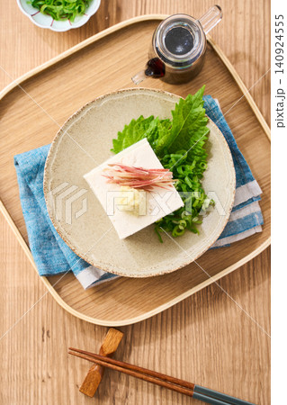 冷奴 木綿豆腐に薬味をのせた夏の副菜 冷奴 木綿豆腐に薬味をのせた夏の副菜 140924555