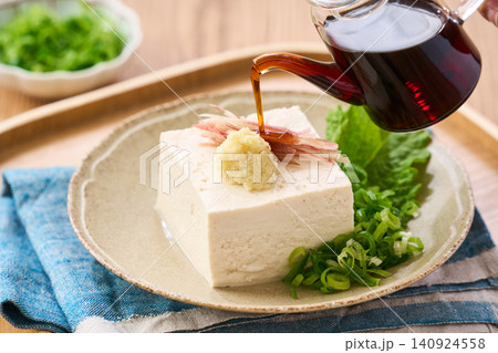 冷奴 木綿豆腐に薬味をのせた夏の副菜 冷奴 木綿豆腐に薬味をのせた夏の副菜 140924558