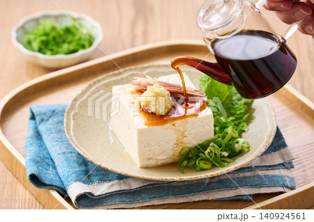 冷奴 木綿豆腐に薬味をのせた夏の副菜 冷奴 木綿豆腐に薬味をのせた夏の副菜 140924561