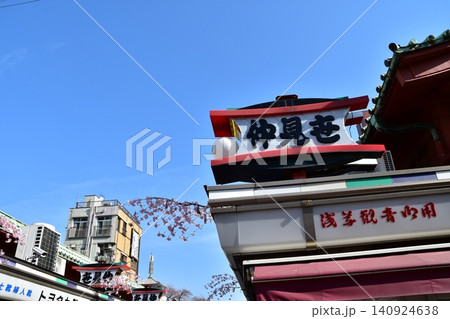 日本の東京の浅草寺 春の仲見世通りと桜の造花で装飾された屋根 朝の営業前の商店街 日本の東京の浅草寺 春の仲見世通りと桜の造花で装飾された屋根 朝の営業前の商店街 140924638
