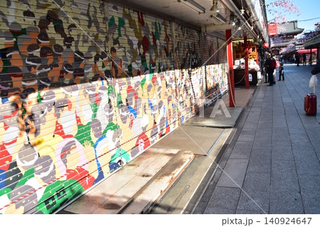 日本の東京 春の浅草寺の仲見世通り 朝の営業前の商店街 浅草の季節が描かれたシャッター 日本の東京 春の浅草寺の仲見世通り 朝の営業前の商店街 浅草の季節が描かれたシャッター 140924647
