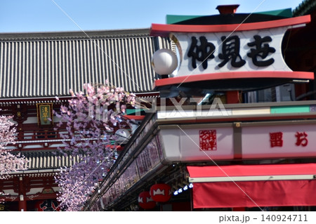 日本の東京　浅草寺の宝蔵門と小舟町と書かれた巨大な提灯　春の仲見世通りと桜の造花で装飾された屋根 140924711