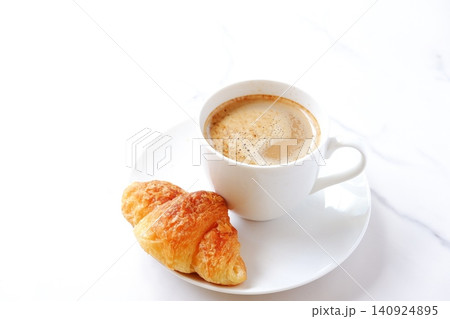 クロワッサンとコーヒー - 焼きたてのクロワッサンと淹れたてのカフェ・オ・レの朝食の風景 クロワッサンとコーヒー - 焼きたてのクロワッサンと淹れたてのカフェ・オ・レの朝食の風景 140924895