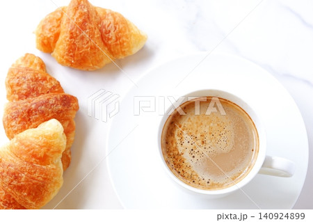 クロワッサンとコーヒー - 焼きたてのクロワッサンと淹れたてのカフェ・オ・レの朝食の風景 140924899